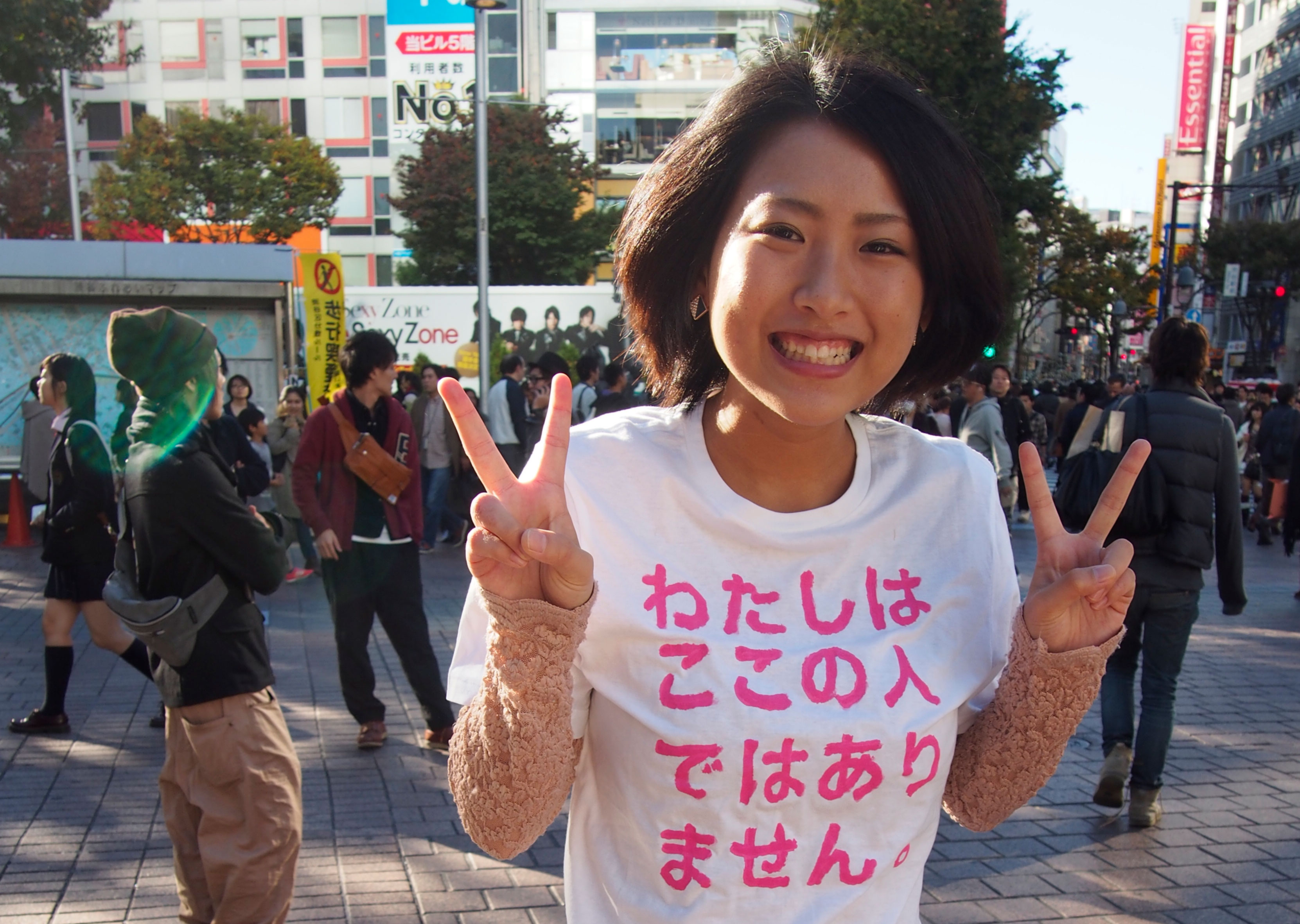 The ‘I am not from here’ T-shirt licence the wearer to momentarily, just for a day, or for as long as he would like, embrace the stranger within, and to broadcast the alienation of the traveler as a liberating message. 「わたしはここの人ではありません。」と書かれたこのTシャツを身につければ、その間は、1日だけ、あるいはお好きなだけいつまででも、自分の中の外国人を受け止めて、旅行者の抱える疎外感を、解放へのメッセージとして広めることができる。